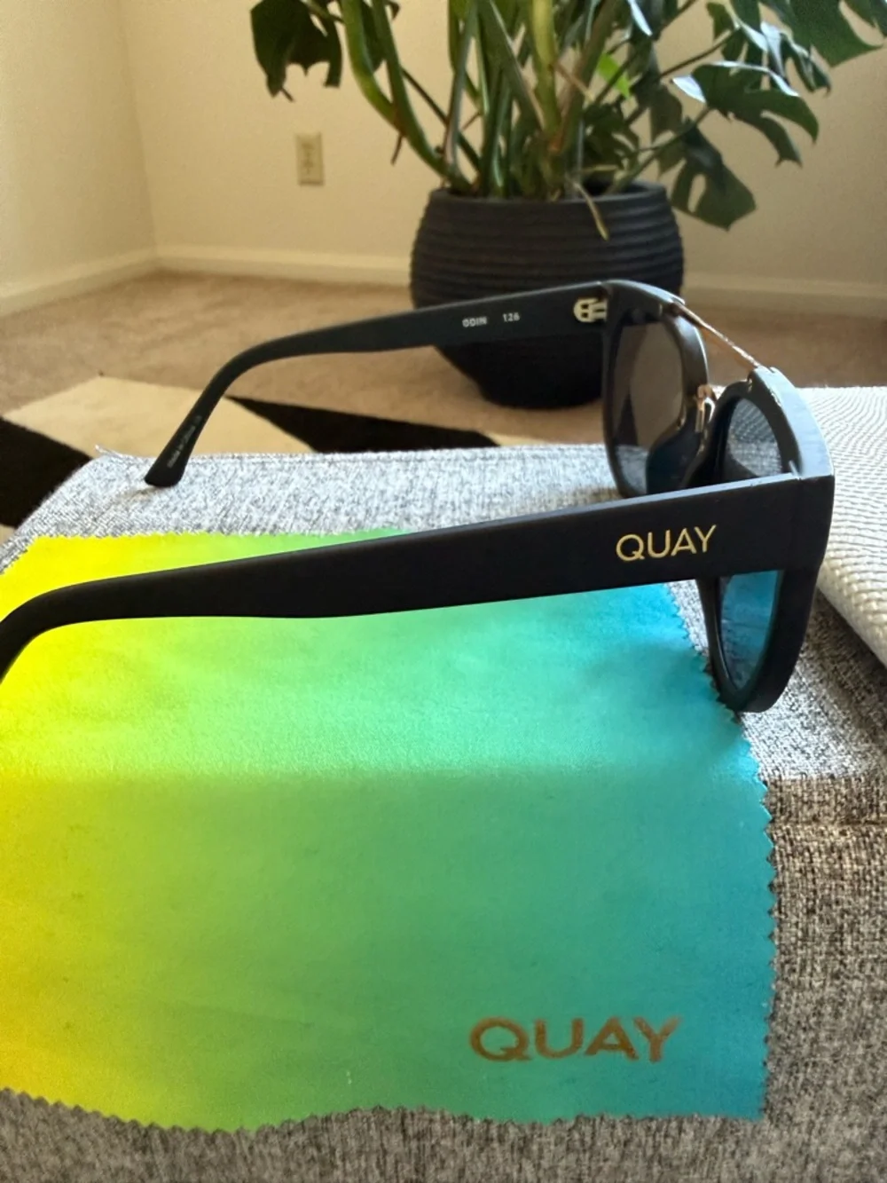 Quay Australia Sunglasses with Sunglasses Case - Picture 4 of 7